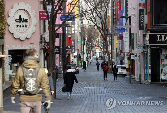정부가 수도권을 제외한 비수도권에만 영업시간을 한시간 연장키로 하면서 수도권내 자영업자들의 반발이 거세지고 있다. 연합뉴스